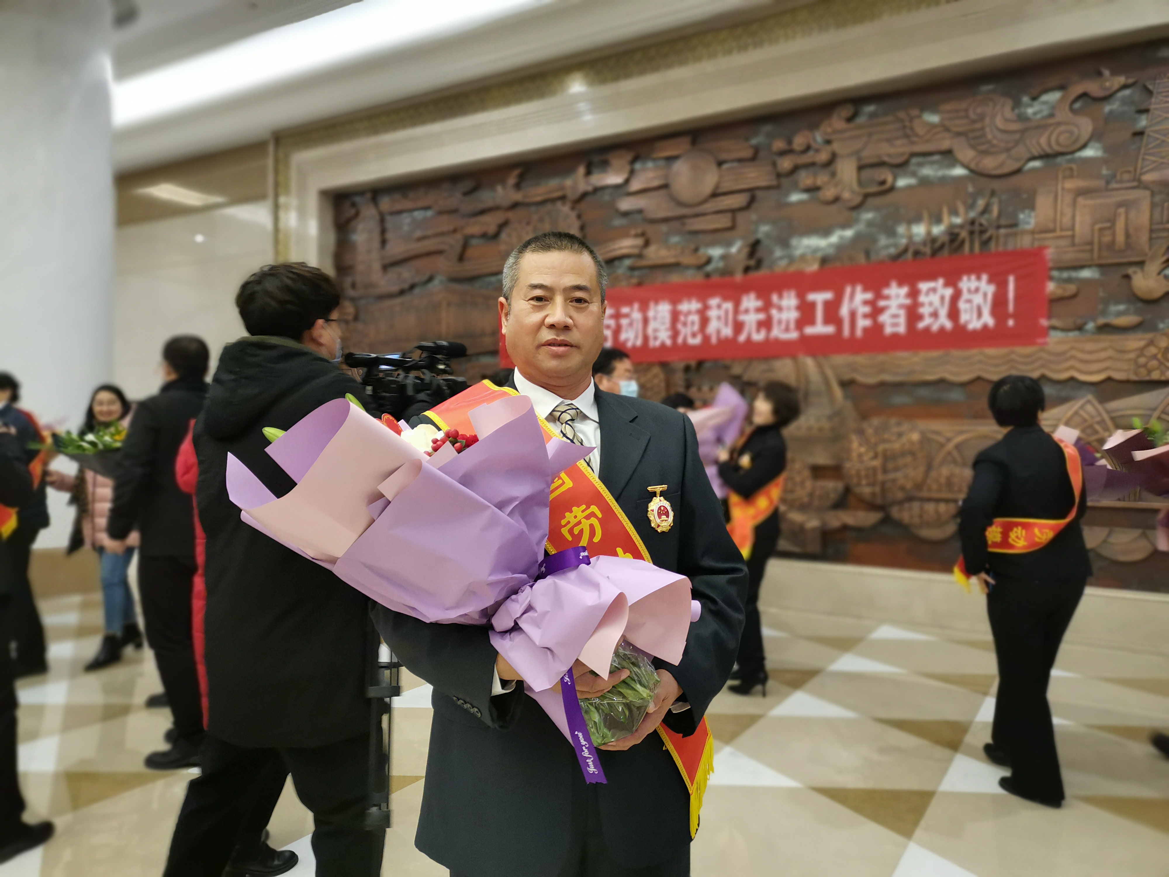 周建宇校友榮獲全國(guó)勞動(dòng)模范稱號(hào)(圖1) 周建宇校友榮獲全國(guó)勞動(dòng)模范稱號(hào)(圖1)